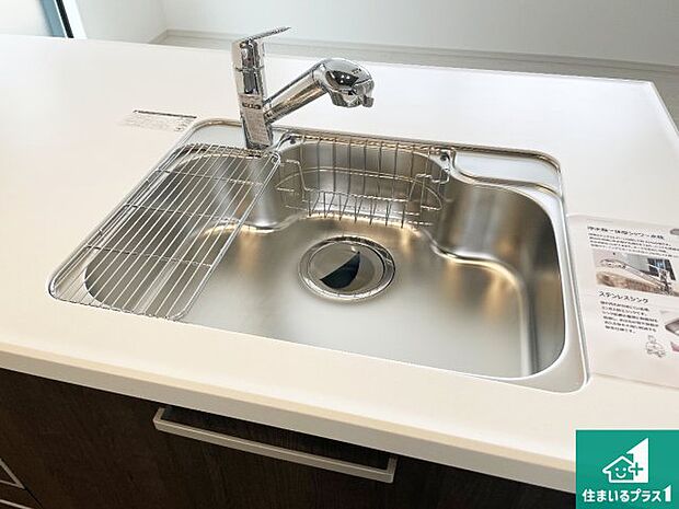 【キッチンシンク】蛇口の先端に浄水器を内蔵しています！原水と浄水、お湯と冷水、シャワーの切替えがワンタッチなので用途によって使い分けられます。