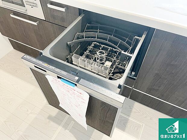 【食器洗浄乾燥機】食事後の一仕事、食器洗いをボタン一つでお任せできちゃいます！場所を取らないビルトイン式なので、お料理スペースもしっかり確保！