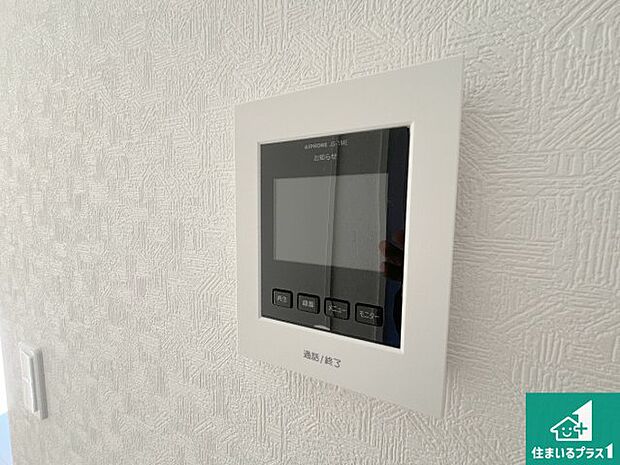 【カラーモニターインターホン】声だけでなく来訪者の姿や顔がモニターで確認できるので、小さなお子様がいらっしゃるご家庭でも安心できます!