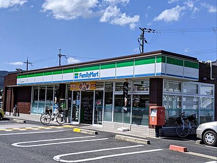 ファミリーマート 貴生川駅前店 徒歩800m