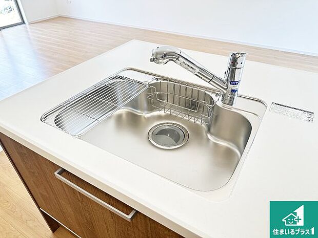 【キッチンシンク】蛇口の先端に浄水器を内蔵しています！原水と浄水、お湯と冷水、シャワーの切替えがワンタッチなので用途によって使い分けられます。