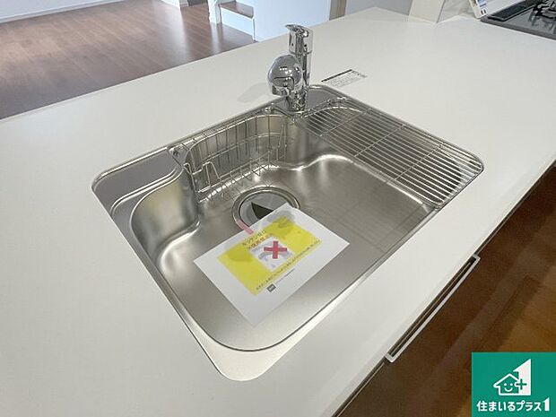 【キッチンシンク】蛇口の先端に浄水器を内蔵しています！原水と浄水、お湯と冷水、シャワーの切替えがワンタッチなので用途によって使い分けられます。
