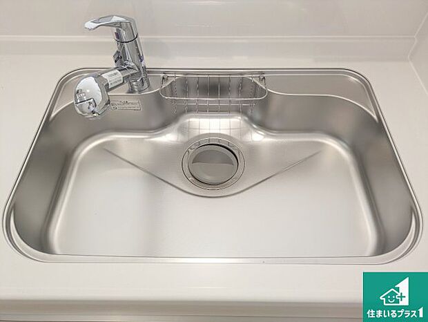 【キッチンシンク】蛇口の先端に浄水器を内蔵しています！原水と浄水、お湯と冷水、シャワーの切替えがワンタッチなので用途によって使い分けられます。
