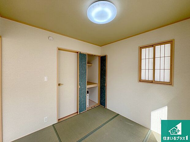 【和室】一室あると便利な和室は客間としてだけでなく、小さなお子様のプレイルームや食後のくつろぎスペースとしてもご利用いただけます。収納もついていますので大活躍間違いなし！