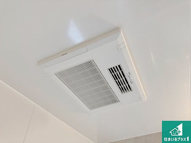 【浴室暖房乾燥機】四季を通して快適なバスライフをお手伝いする浴室暖房乾燥機！浴室の乾燥・暖房・涼風・換気はもちろん、２４時間換気にも対応！ 