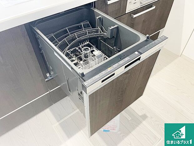 【食器洗浄乾燥機】食事後の一仕事、食器洗いをボタン一つでお任せできちゃいます！場所を取らないビルトイン式なので、お料理スペースもしっかり確保！