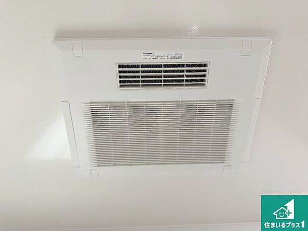 【浴室暖房乾燥機】四季を通して快適なバスライフをお手伝いする浴室暖房乾燥機！浴室の乾燥・暖房・涼風・換気はもちろん、２４時間換気にも対応！ 