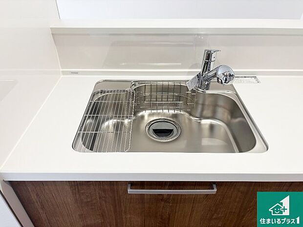 【キッチンシンク】蛇口の先端に浄水器を内蔵しています！原水と浄水、お湯と冷水、シャワーの切替えがワンタッチなので用途によって使い分けられます。
