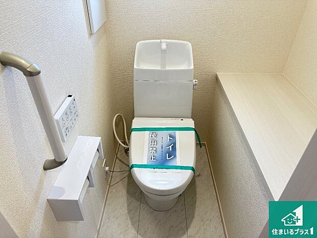 【独立洗面台】清潔感のある洗面台です。フラットな鏡は掃除がしやすく毎日清潔！ホースは引き出して使えるので洗顔やお掃除の際に便利です！