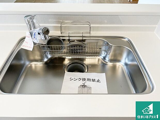 【キッチンシンク】蛇口の先端に浄水器を内蔵しています!原水と浄水、お湯と冷水、シャワーの切替えがワンタッチなので用途によって使い分けられます。