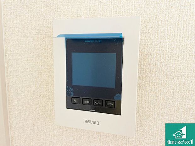 【カラーモニターインターホン】声だけでなく来訪者の姿や顔がモニターで確認できるので、小さなお子様がいらっしゃるご家庭でも安心できます！