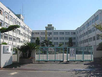 高槻市立第十中学校 徒歩300m