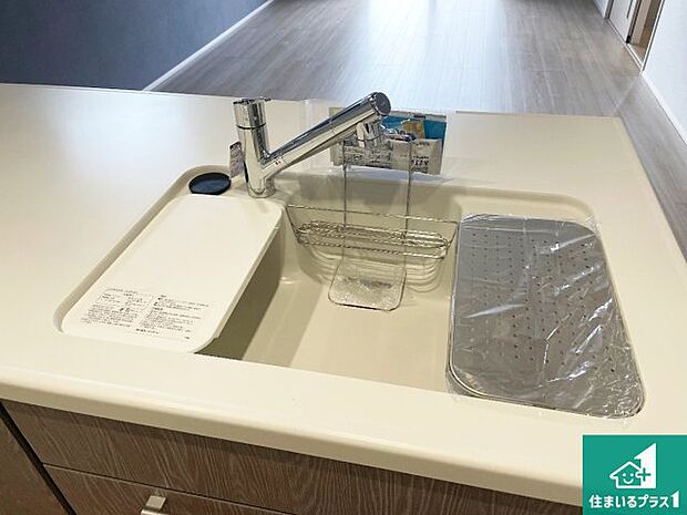 【キッチンシンク】蛇口の先端に浄水器を内蔵しています!原水と浄水、お湯と冷水、シャワーの切替えがワンタッチなので用途によって使い分けられます。