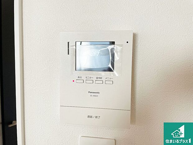【カラーモニターインターホン】声だけでなく来訪者の姿や顔がモニターで確認できるので、小さなお子様がいらっしゃるご家庭でも安心できます!