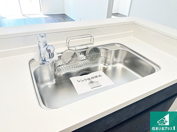 【キッチンシンク】蛇口の先端に浄水器を内蔵しています!原水と浄水、お湯と冷水、シャワーの切替えがワンタッチなので用途によって使い分けられます。