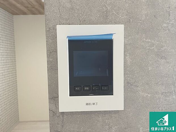 【カラーモニターインターホン】声だけでなく来訪者の姿や顔がモニターで確認できるので、小さなお子様がいらっしゃるご家庭でも安心できます！