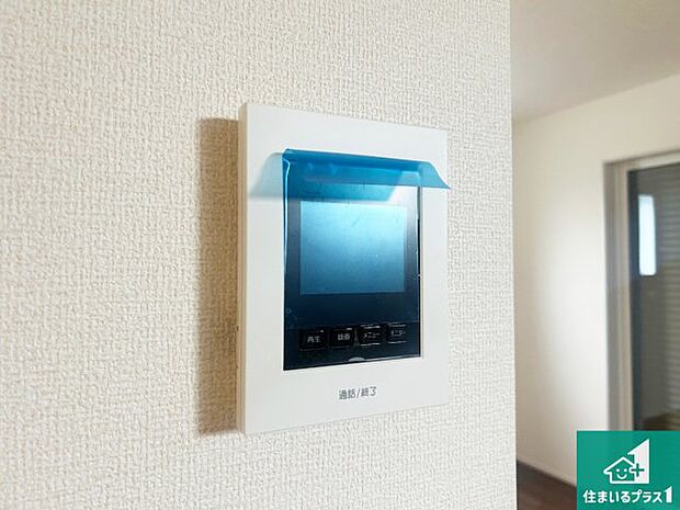 【カラーモニターインターホン】声だけでなく来訪者の姿や顔がモニターで確認できるので、小さなお子様がいらっしゃるご家庭でも安心できます!