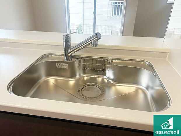 【キッチンシンク】蛇口の先端に浄水器を内蔵しています!原水と浄水、お湯と冷水、シャワーの切替えがワンタッチなので用途によって使い分けられます。
