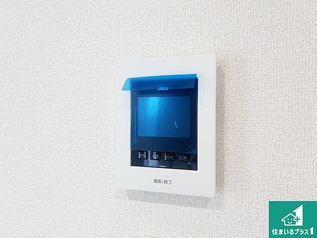【カラーモニターインターホン】声だけでなく来訪者の姿や顔がモニターで確認できるので、小さなお子様がいらっしゃるご家庭でも安心できます!