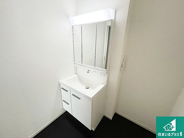 【独立洗面台】清潔感のある洗面台です。フラットな鏡は掃除がしやすく毎日清潔!鏡裏には収納があるのでスッキリとした洗面台が保てます。