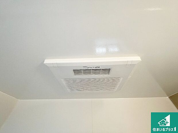 【浴室暖房乾燥機】四季を通して快適なバスライフをお手伝いする浴室暖房乾燥機!浴室の乾燥・暖房・涼風・換気はもちろん、24時間換気にも対応!