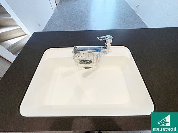 【キッチンシンク】蛇口の先端に浄水器を内蔵しています!原水と浄水、お湯と冷水、シャワーの切替えがワンタッチなので用途によって使い分けられます。