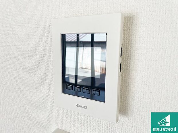 【カラーモニターインターホン】声だけでなく来訪者の姿や顔がモニターで確認できるので、小さなお子様がいらっしゃるご家庭でも安心できます!