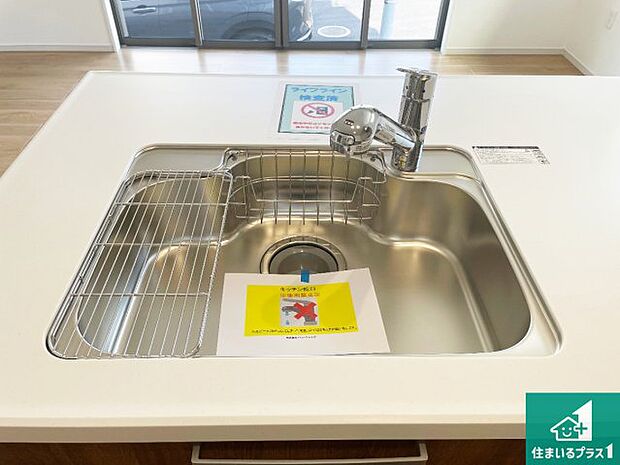 【キッチンシンク】蛇口の先端に浄水器を内蔵しています!原水と浄水、お湯と冷水、シャワーの切替えがワンタッチなので用途によって使い分けられます。
