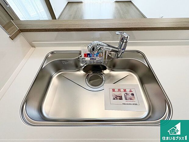 【キッチンシンク】蛇口の先端に浄水器を内蔵しています!原水と浄水、お湯と冷水、シャワーの切替えがワンタッチなので用途によって使い分けられます。