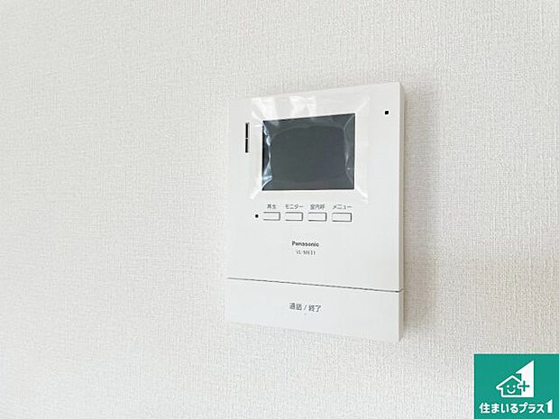 【カラーモニターインターホン】声だけでなく来訪者の姿や顔がモニターで確認できるので、小さなお子様がいらっしゃるご家庭でも安心できます!