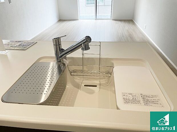 【キッチンシンク】蛇口の先端に浄水器を内蔵しています!原水と浄水、お湯と冷水、シャワーの切替えがワンタッチなので用途によって使い分けられます。