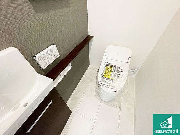 【トイレ】1・2階の2ヶ所にあるので、朝の忙しい時間の順番待ちもなく、深夜の利用にも大変便利です。