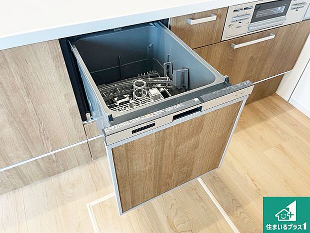 【食器洗浄乾燥機】食事後の一仕事、食器洗いをボタン一つでお任せできちゃいます！場所を取らないビルトイン式なので、お料理スペースもしっかり確保！