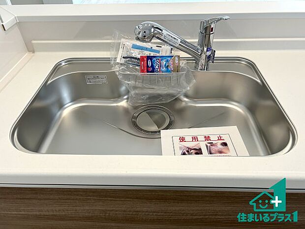 【キッチンシンク】蛇口の先端に浄水器を内蔵しています!原水と浄水、お湯と冷水、シャワーの切替えがワンタッチなので用途によって使い分けられます。