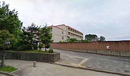 奈良市立東登美ヶ丘小学校 徒歩130m