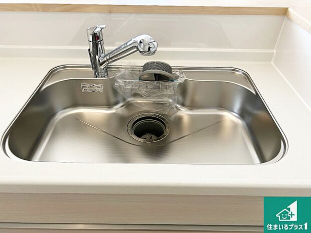 【キッチンシンク】蛇口の先端に浄水器を内蔵しています!原水と浄水、お湯と冷水、シャワーの切替えがワンタッチなので用途によって使い分けられます。