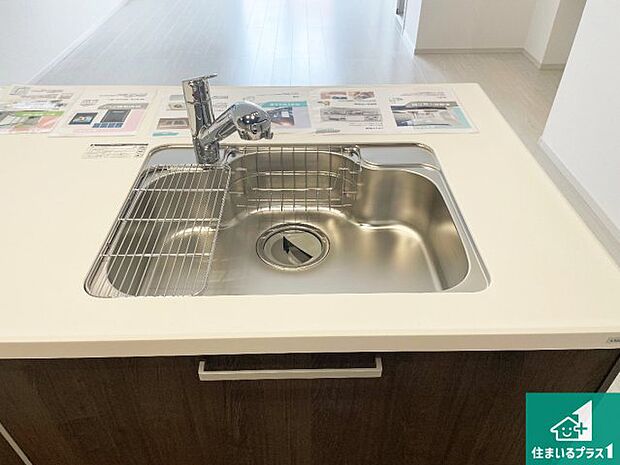 【キッチンシンク】蛇口の先端に浄水器を内蔵しています!原水と浄水、お湯と冷水、シャワーの切替えがワンタッチなので用途によって使い分けられます。