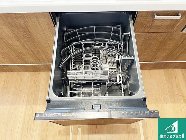 【食器洗浄乾燥機】食事後の一仕事、食器洗いをボタン一つでお任せできちゃいます!場所を取らないビルトイン式なので、お料理スペースもしっかり確保!
