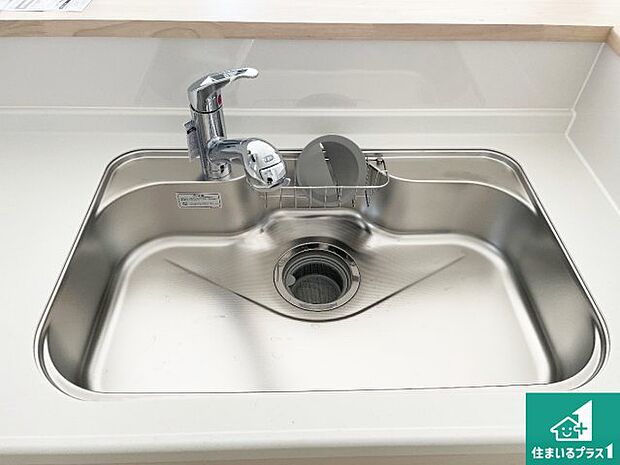 【キッチンシンク】蛇口の先端に浄水器を内蔵しています！原水と浄水、お湯と冷水、シャワーの切替えがワンタッチなので用途によって使い分けられます。
