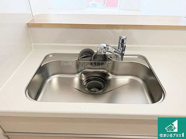 【キッチンシンク】蛇口の先端に浄水器を内蔵しています！原水と浄水、お湯と冷水、シャワーの切替えがワンタッチなので用途によって使い分けられます。