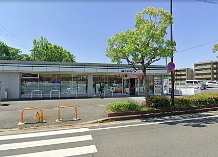ファミリーマート 奈良学園大和町店 徒歩462m
