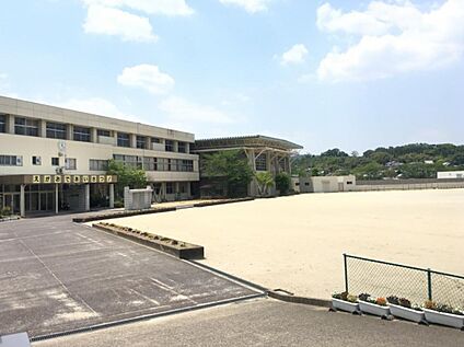 上牧町立上牧第二小学校 徒歩720m