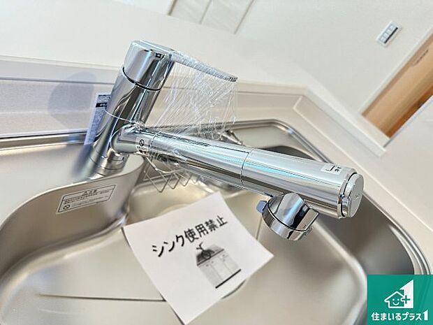 【キッチン水栓】浄水器を内蔵!炊飯時、お茶を作る時に安心してお水を使えます!お湯と冷水、浄水と原水、シャワーの切替えもワンタッチです!