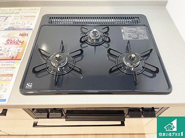 【コンロ】ダブル高火力Ｓｉセンサー付きコンロ！３口あるので、まとめて料理をする時も大活躍！