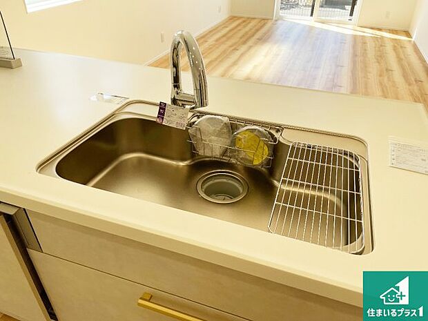 【キッチンシンク】蛇口の先端に浄水器を内蔵しています!原水と浄水、お湯と冷水、シャワーの切替えがワンタッチなので用途によって使い分けられます。