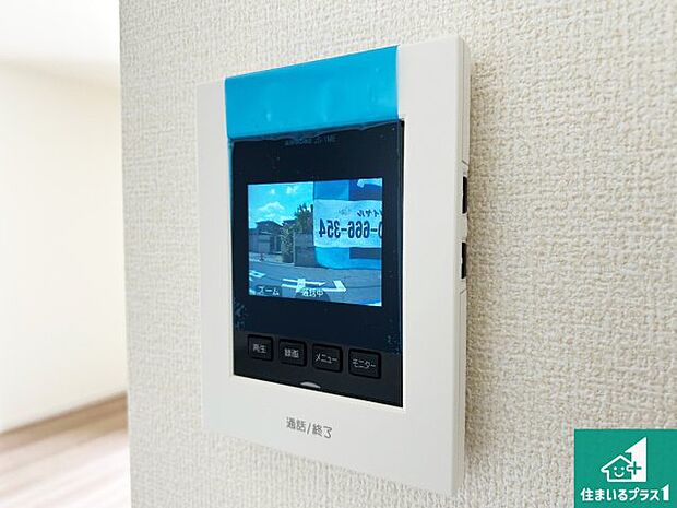 【カラーモニターインターホン】声だけでなく来訪者の姿や顔がモニターで確認できるので、小さなお子様がいらっしゃるご家庭でも安心できます！