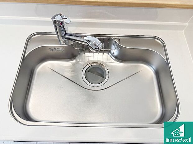 【キッチンシンク】蛇口の先端に浄水器を内蔵しています!原水と浄水、お湯と冷水、シャワーの切替えがワンタッチなので用途によって使い分けられます。