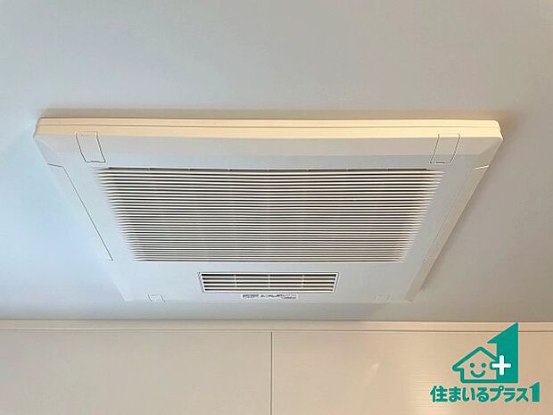 【浴室暖房乾燥機】四季を通して快適なバスライフをお手伝いする浴室暖房乾燥機!浴室の乾燥・暖房・涼風・換気はもちろん、24時間換気にも対応!