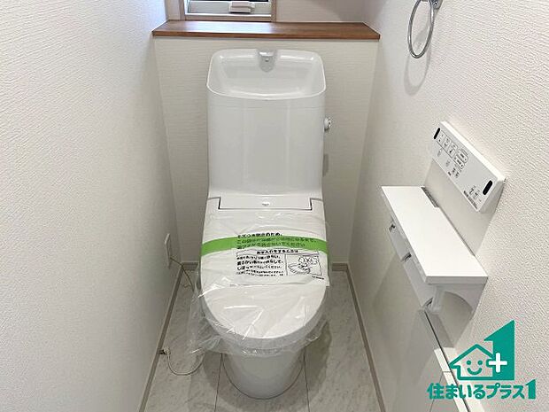 【トイレ】1・2階の2ヶ所にあるので、朝の忙しい時間の順番待ちもなく、深夜の利用にも大変便利です。