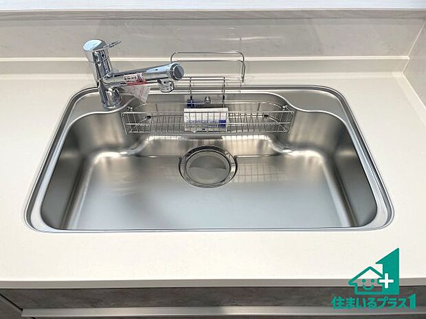 【キッチンシンク】蛇口の先端に浄水器を内蔵しています！原水と浄水、お湯と冷水、シャワーの切替えがワンタッチなので用途によって使い分けられます。